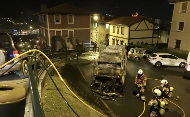 Dos furgonetas calcinadas y varios vehículos afectados en el barrio bilbaíno de Altamira