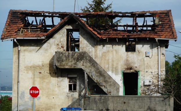 Trasladan al hospital a una persona por inhalación de humo tras incendiarse su caserío en Zamudio