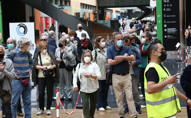 Completar con Pfizer la pauta de los 83.000 trabajadores esenciales vascos retrasaría «dos semanas» el avance de la campaña en Euskadi