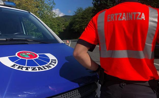 Dos detenidos por el robo de un coche en Bilbao y amenazar con una navaja a un operario de una autopista