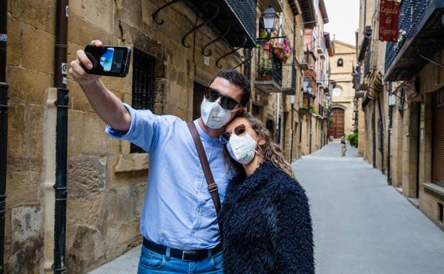 Álava se vende en Fitur como destino ideal para parejas de enamorados