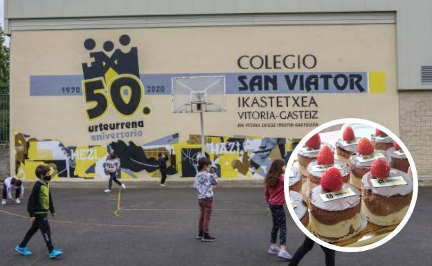 Mesa redonda con deportistas y un pastel para celebrar los 50 años de San Viator