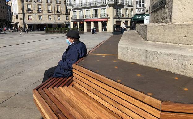 El monumento a la Batalla de Vitoria estrena nuevo banco tras la retirada del anterior