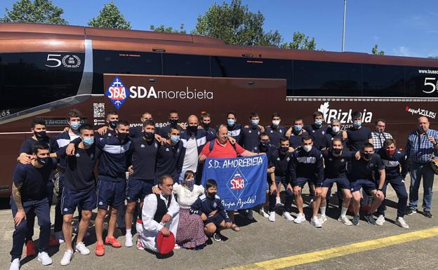 Un aurresku para despedir al Amorebieta, que ya viaja a Badajoz