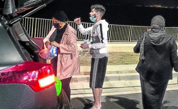 La población ceutí se vuelca con los inmigrantes: «Ya no puedo meter más gente en casa»