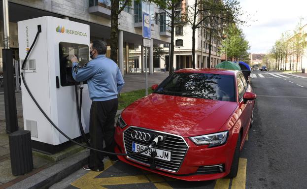 El coche eléctrico recorta su precio un 50% respecto a los combustión en apenas dos años