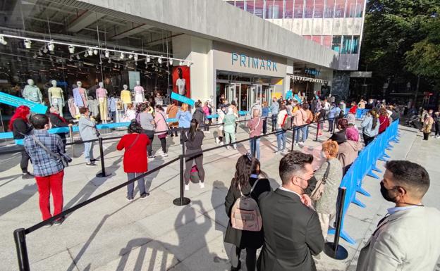 Locura por el Primark en Bilbao: cientos de personas hacen cola el día de su inauguración