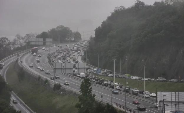 Dos horas de retenciones en el Txorierri por la avería de un vehículo en Rontegi