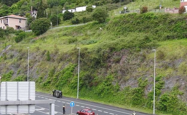 Herida leve tras precipitarse con su coche a Enekuri desde Arangoiti por una ladera