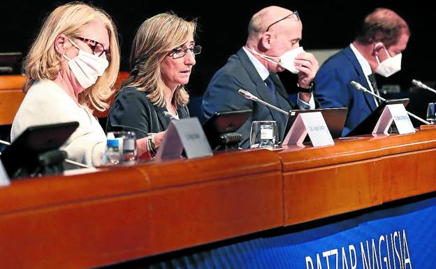 Los médicos que quieren retener el control del IMQ ofrecen más dinero que Adeslas