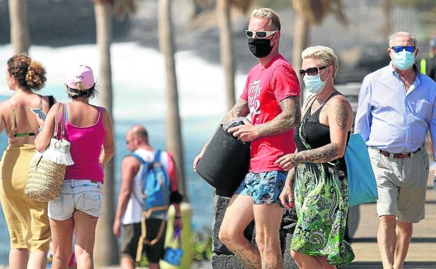 La fecha de quitarse la mascarilla en la calle divide a los expertos