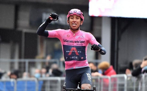 Bernal honra la maglia rosa y sentencia el Giro