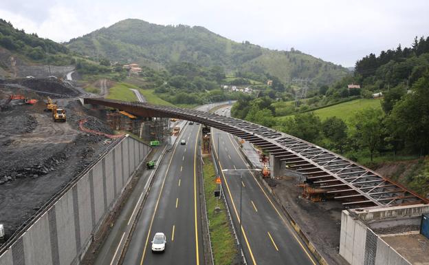 Concluye la instalación del viaducto que comunica la AP-68 con la Supersur