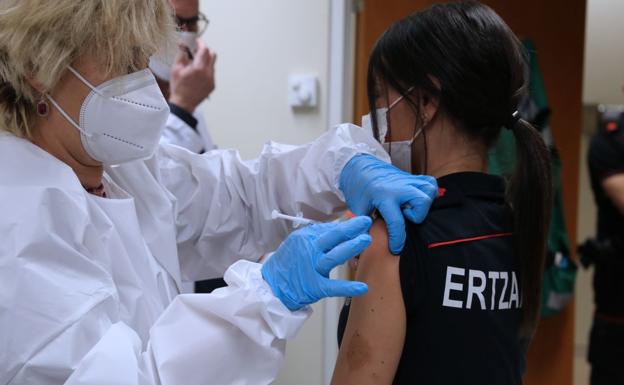 Los ertzainas con una dosis de AstraZeneca recibirán Pfizer a partir de este jueves