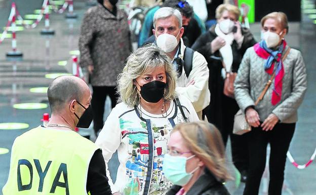 La falta de AstraZeneca inquieta a 258.000 vascos pendientes de su segunda dosis