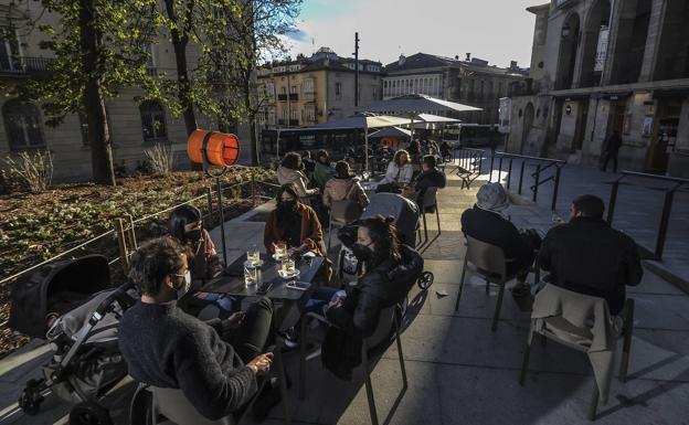 Las terrazas del Casco Viejo abrirán a las 12.30 horas al adelantar el final de la de carga y descarga