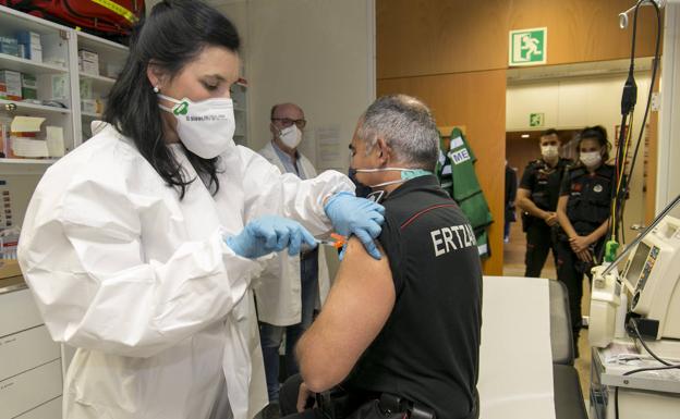Los agentes de la Ertzaintza comienzan a recibir la segunda dosis de Pfizer tras la primera de AstraZeneca