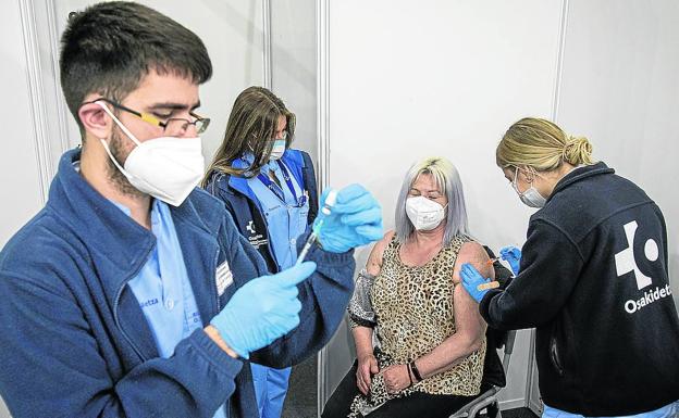 El próximo envío a Euskadi de 70.000 vacunas de AstraZeneca alivia la crisis de las segundas dosis