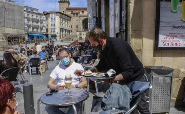 Los hosteleros de Vitoria no pagarán las tasas de terrazas y basuras este año