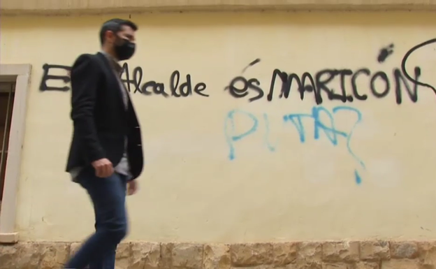 La respuesta ejemplar de un alcalde de Castellón ante una pintada homófoba contra él