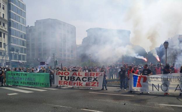 Las plantillas de Tubacex, Petronor, PCB y Bilbao Argiak se manifiestan al grito de «no sobra nadie»