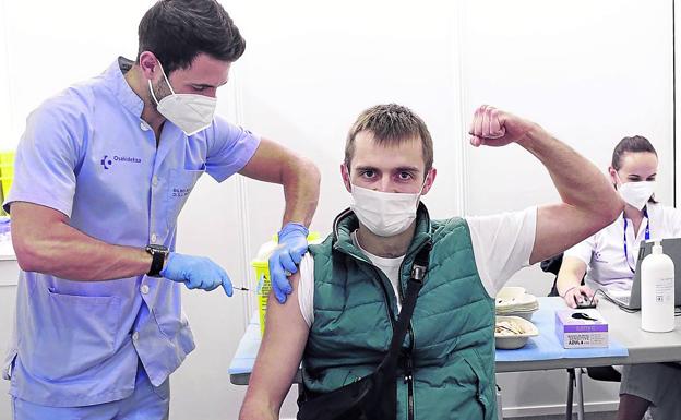 «No es una decisión política» indicar Pfizer a los vacunados con AstraZeneca