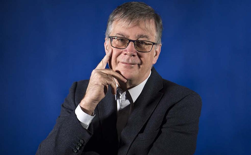 De personas que son polvo de estrellas y esculturas creadas con moléculas