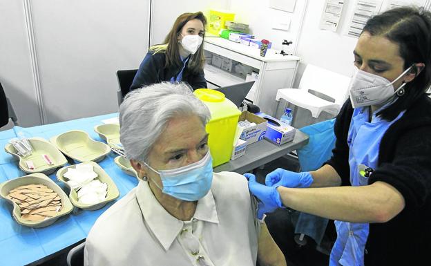 Se desploman los ingresos de mayores de 60 años por el efecto de la vacuna