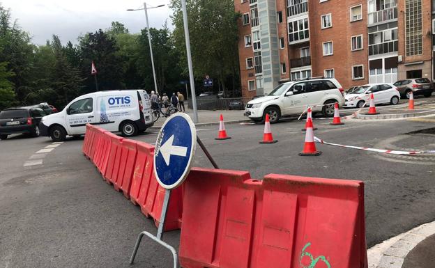 Enfado entre los conductores por adelantar sin previo aviso los cortes por asfaltado en el Sur de Vitoria