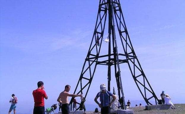 Una tala obliga a cerrar el acceso a Gorbea por Areatza