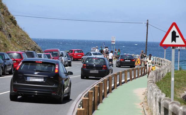 Piden reforzar el Bizkaibus hacia las playas para paliar los problemas de aparcamiento