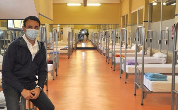 El alcalde de Portugalete, Mikel Torres, muestra las 21 camas que se han habilitado en el albergue municipal ubicado en el polideportivo Zubi Alde.