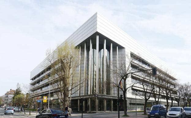 Condenan a un funcionario por robar el dinero para los colegios vascos