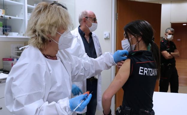 13.040 esenciales han completado su pauta con Pfizer