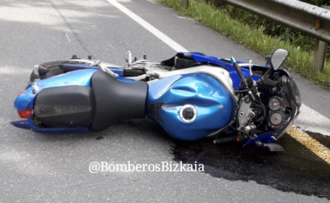 Muere un motorista de 26 años al salirse de la vía en Galdames