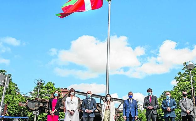 En el puente ondea la bandera blanca