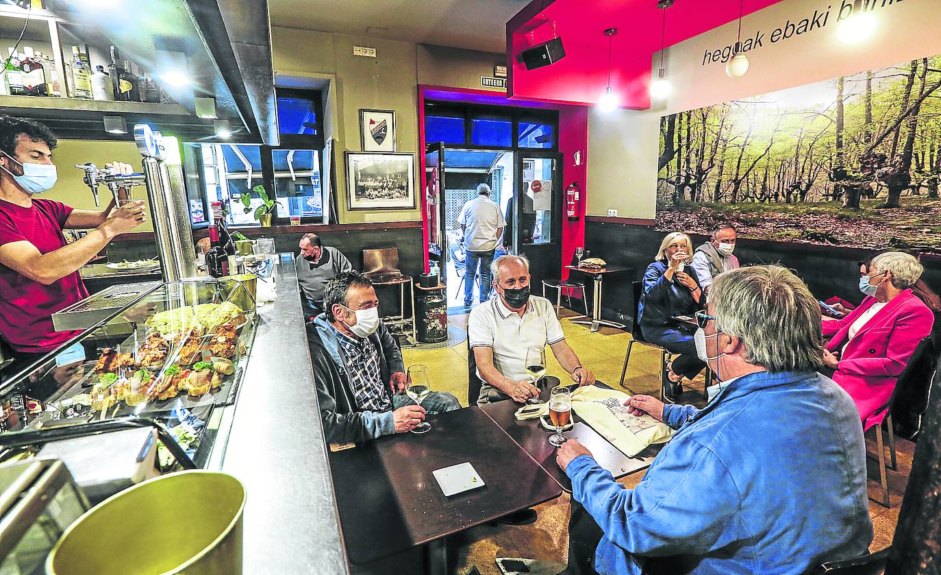 Sánchez cede a la presión de Euskadi y deja en manos de Urkullu el cierre de los bares