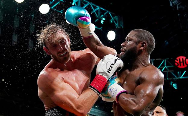 Mayweather domina en la pelea contra el youtuber Logan Paul