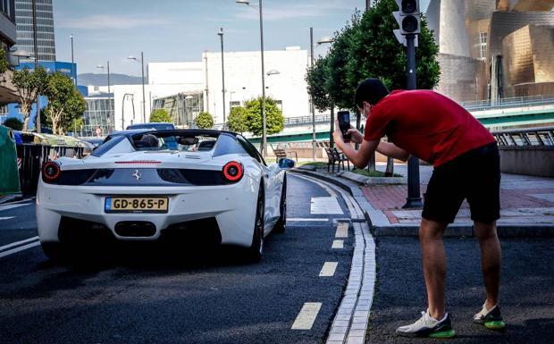 Caravana de porsches, ferraris, lamborghinis y mcLarens por Bilbao