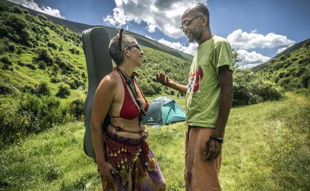 Así viven los hippies «negacionistas» de La Rioja: desnudos y sin mascarillas