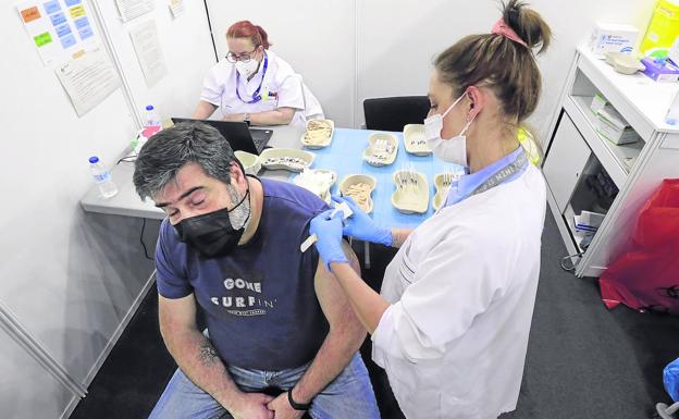 La mitad de la población vasca estará vacunada con una dosis esta semana