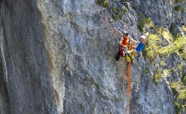 Los hermanos Pou conquistan la vía más espectacular de la roca que les vio 'nacer'