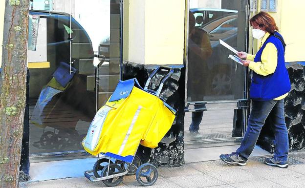 El Ayuntamiento pide que se reestablezcan los empleos que Correos niega haber reducido