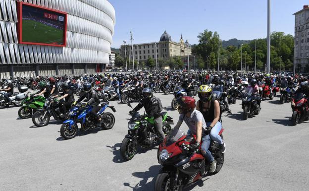 Más de 700 moteros exigen en Bilbao más seguridad en las carreteras para «salvar vidas»