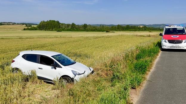 Un vehículo se sale de la calzada en la A-4012, en el acceso a Garaio