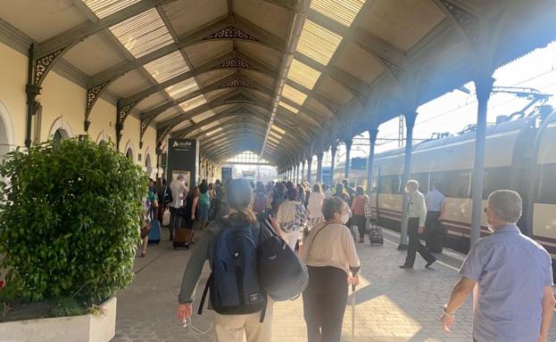 Decenas de alaveses que viajaban en tren, obligados a realizar en autobús parte del trayecto Madrid-Vitoria