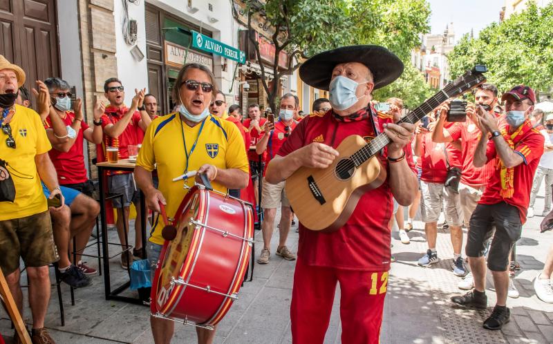 Los aficionados suecos toman el centro de Sevilla