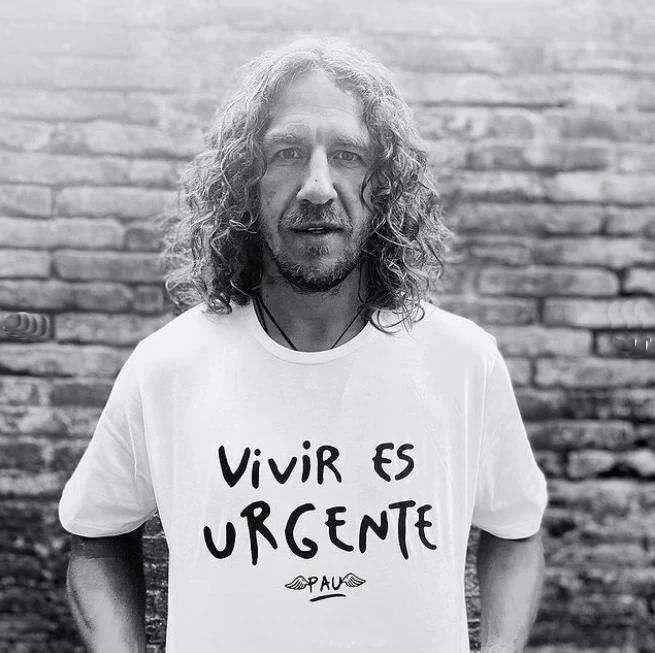 'Vivir es urgente', la camiseta solidaria dedicada a Pau Donés