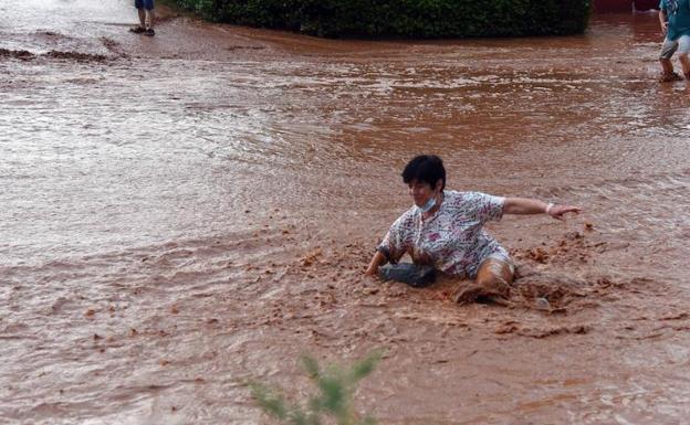 Una espectacular tormenta en La Rioja deja viñedos inundados y tejados destrozados