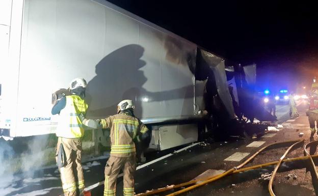 Arde el remolque de un camión en la A-1, a su paso por Armiñón